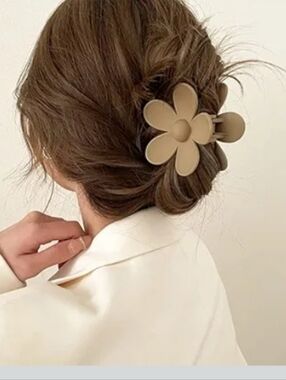 3 FOR $15  💕 Flower Matte Strong Hold Claw Clip Fashionable Hair Accessories